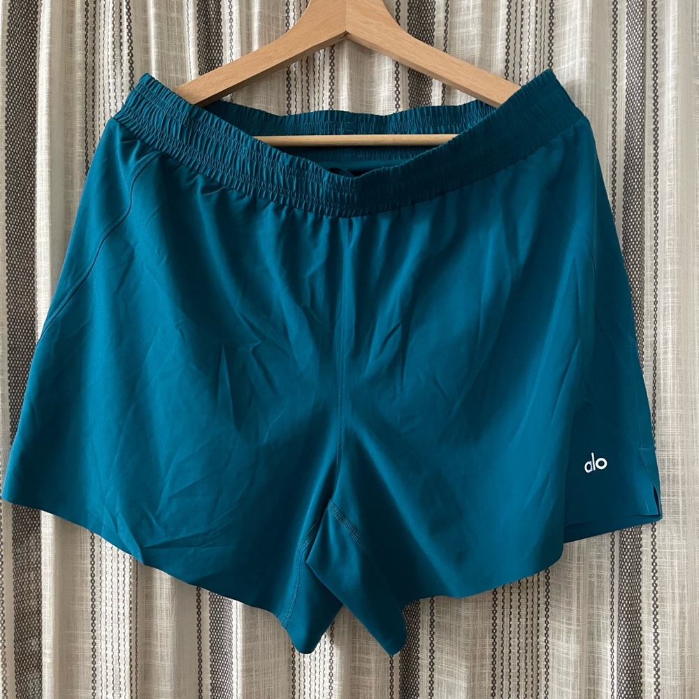 ALO 5’ adapt running shorts
